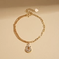 Detalle de pulsera asimétrica dorada con colgante de calabaza texturizada y corazón - Pulsera de Cadena Asimétrica de Calabaza (Dorado)