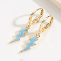 Moderni orecchini a fulmine con ganci dorati e pendenti in smalto celeste lucido - Fulmine Blu