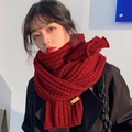 Sciarpa classica rossa a maglia grossa con motivo a coste ed etichetta in pelle invernale - Rosso