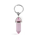 Llavero con prisma hexagonal de cristal rosa natural y clip metálico plateado en fondo blanco - Rosa Transparente