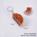 Portachiavi realistico in PVC a forma di mezzo dolce lunare con motivo tradizionale - Mezza Torta Lunare con Tuorlo d'Uovo e Fagioli Rossi (Metà Casuale) - Con Portachiavi