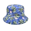 Détail de l'imprimé tropical palmier et flamant rose sur un chapeau bob bleu foncé - M / Bleu marine