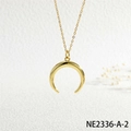 Pendente a corno in oro lucido su catena sottile dal design minimal elegante - Ciondolo Mezzaluna Lucida Oro (NE2336-A-2)