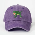 Primer plano del bordado de dinosaurio verde en la gorra de algodón lavado lila - Talla única / Morado