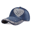 Detailaufnahme der blauen Denim-Baseballkappe mit Perlenherz und Metallnieten-Details - Verstellbar / Denim-Blau