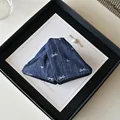 Dunkelblaue Denim Haarklammer mit besticktem Schleifenmuster in Premium Box - Schleife Dreiecksklammer / Dunkelblau