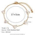 Detalle de la pulsera de acero inoxidable bañada en oro 18K con tres corazones y medidas - Pulsera de 5 corazones de concha blanca - Dorado