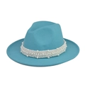 Detalle de un sombrero fedora azul lago con una elegante banda decorativa de perlas - Azul