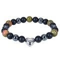Nahaufnahme der 8mm matt schwarzen Achatperlen mit Naturstein und Herzanhänger - Unakit Armband