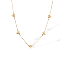 Elegante gouden choker ketting met meerdere 3D hartvormige hangers op een witte achtergrond - Goud Hart