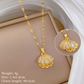 Detail van schelpparelketting met zirkoon inleg en productspecificaties van maat - Gouden Schelp Parel Stijl (F336【Titanium Ketting Koperen Hanger】) / Goud