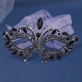 Dettaglio di una maschera da ballo argentata con strass neri e lavorazione in metallo - Stile 3 / Nero