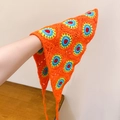 Handgefertigtes oranges Häkel-Kopftuch mit bunten Sonnenblumen-Strickmustern für Damen - Orange