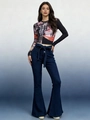 Detail van high waist flared jeans met bijpassende tailleriem en nauwsluitende print top - S / Blauw