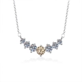 Dettaglio collana in argento S925 con pendente in moissanite champagne a forma di V - 2.8 Carati / Colore Argento Moissanite Giallo Originale