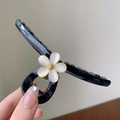 Dettaglio molletta per capelli nera con fiore bianco perlato e centro giallo - 12.7cm / Nero