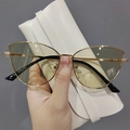 Occhiali da sole cat eye in metallo dorato con lenti colorate verde chiaro - Montatura Oro Verde Chiaro