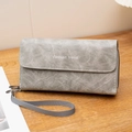 Portafoglio lungo grigio da donna in ecopelle con ricamo a V e cinturino da polso comodo - Grigio
