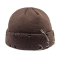 Dettaglio del berretto in maglia marrone scuro con anelli d'argento e spilla da balia - M(54-60cm) / caffè