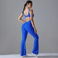 Detailansicht eines königsblauen Yoga-Jumpsuits mit rückenfreiem Design und ausgestelltem Bein - Klein-Blau