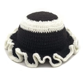 Detalle de gorro de ganchillo hecho a mano con borde de volantes en blanco y negro - M(54-60cm) / Negro