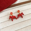 Détail de boucles d'oreilles cheval de Dala en émail rouge et caractère Fu doré - Cheval de la Fortune Rouge (20#)