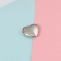 Colgante relicario de corazón en acero inoxidable 316L plata sobre fondo rosa y azul - Color Acero