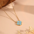 18K vergulde klaverketting met lichtblauwe emaille harten en gouden schakelketting - Blauwe Ketting