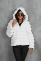 Detail der weißen Webpelzjacke mit Kapuze zeigt die weiche Textur und das Plüschmaterial - S / Weiß