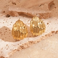 Boucles d'oreilles gouttes dorées minimalistes avec un motif de vagues verticales texturé - Coquillage Doré