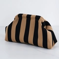 Pochette in maglia a righe nero e cammello con design morbido a pieghe effetto nuvola - Borsa a mano in maglia / Righe Sottili Nere e Gialle