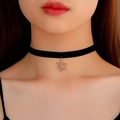Dettaglio di un choker in velluto nero con ciondolo a fiocco di neve dorato e cristalli - Stile Fiocco di Neve con Strass (Snowflake A-1073)