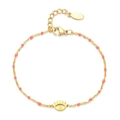 Detail eines goldenen Evil-Eye-Armbands mit orangefarbener Emailleperle und Verlängerung - Orange