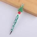 Détail d'un embout de sapin de Noël en silicone avec strass sur un stylo à bille perlé - Sapin de Noël