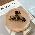 Pince à cheveux élégante en acétate à motif écaille sur un plateau en bois - 8.5cm / Écaille de Tortue Café Clair