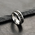Anello da uomo in acciaio inossidabile argento lucido con catena nera rotante intarsiata - US 7 / Catena Argento-Nero