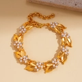 Dettaglio del bracciale a foglia dorata con perle bianche e zirconi brillanti - Bracciale - Oro