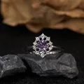 Elegante anillo de plata de ley S925 con amatista redonda y diseño de copo - Diseño de halo de flores (LR376)