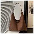 Bolso tote de ante marrón junto a la ventana con sombras suaves para estilo minimalista - café