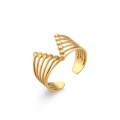 Detail eines 18K vergoldeten Schweinenasen-Kettenrings mit mehrlagigem Liniendesign - Geometrischer Hohler Mehrlagiger Dreieckiger Offener Ring