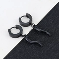 Dettaglio degli orecchini a cerchio in acciaio titanio nero lucido con corno curvo - Peperoncino/Corno - Nero