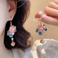 Dettaglio di orecchini a fiore vintage con smalto rosa e blu, nappe e perle bianche - Stile Antico con Fiore Rosa e Foglia Blu / Oro-Rosa-Blu
