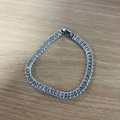 Macro di un bracciale tennis in argento con zirconi rettangolari incastonati a pavé - Base argentata con zircone bianco
