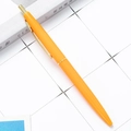 Stylo à bille rétractable orange avec clip doré sur fond quadrillé blanc - Pointe Balle 1,0 mm / Orange