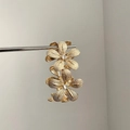 Pendientes de flores doradas con pétalos en capas y centro de cristal en soporte - Flor / Dorado