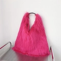 Borsa tote rosa in ecopelliccia Y2K con peluche lungo e manico curvo elegante - Rosa Rosso
