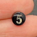 Perlina a conchiglia tonda piatta 8mm nera con numero 5 metallico per gioielli fai da te - Numero 5 / Nero