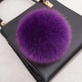 Pendentif pompon en fourrure de renard violet foncé avec crochet sur sac en cuir noir - Style Bouton Pression 14CM / Violet foncé