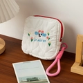 Détail d'une pochette de maquillage matelassée blanche avec broderie chien et anse rose - Chien