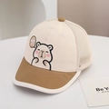 Dettaglio della trama a rete traspirante e del ricamo a forma di orso sul cappello bimbi - Stile Lettera / Beige
